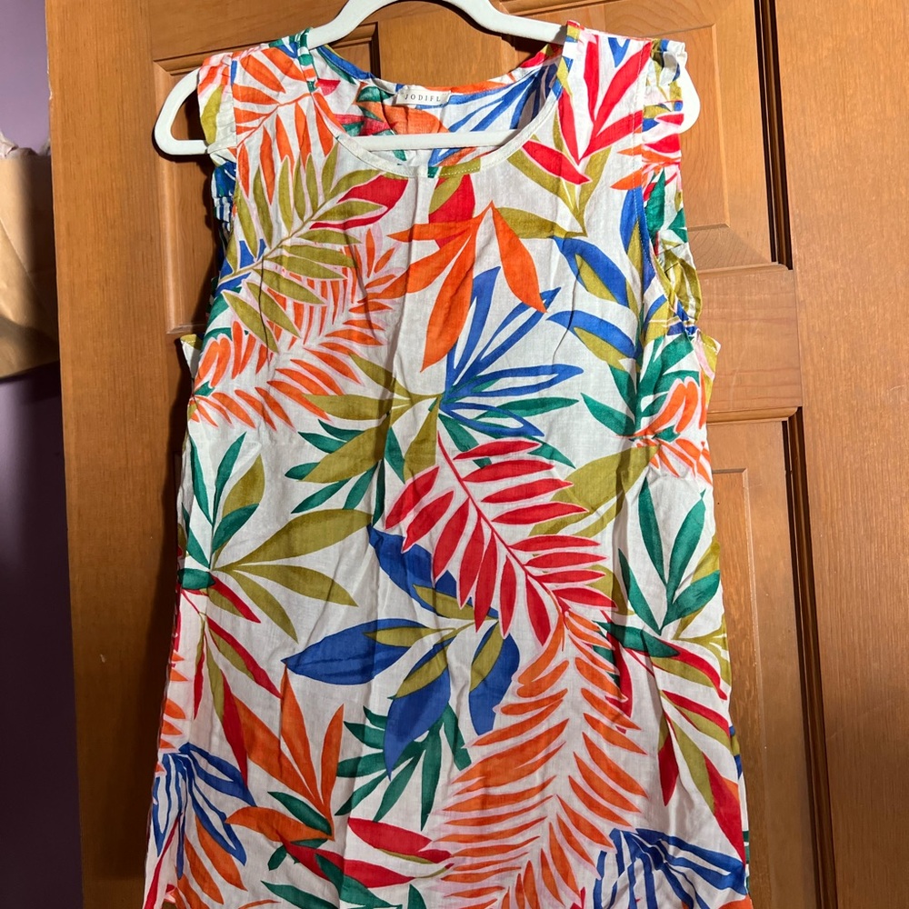 Colorful Leaf Print Sleeveless tank top.